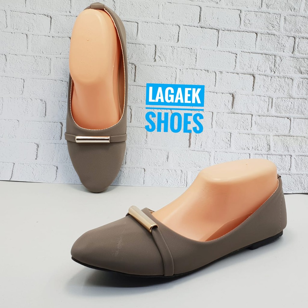 Sepatu Kerja Wanita Slip On Flat Dewasa Size 36 Bahan Suede Abu Abu Dengan Aksesoris Besi Polos