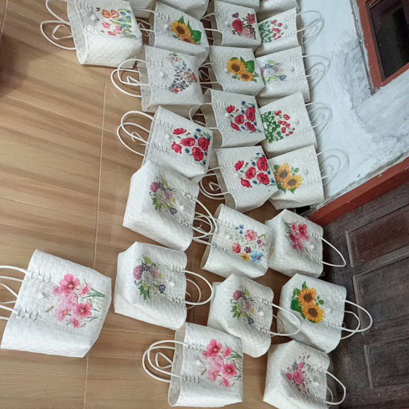 1 pcs tas decoupage ukuran sedang ada cantolan, tas anyam , tas hampers,tas souvenir