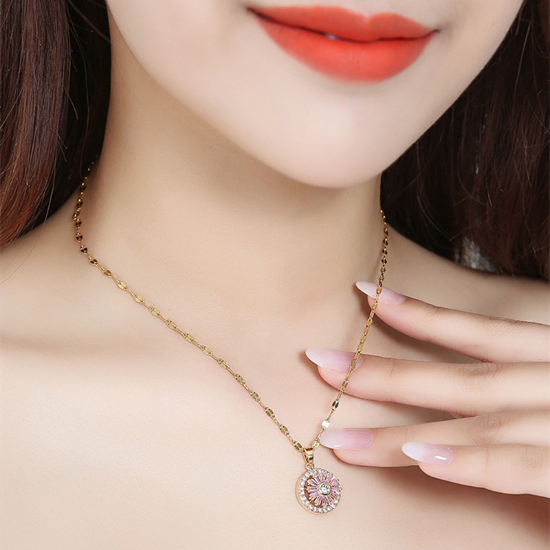 Kalung Titanium Wanita Emas 18k Kristal Merah Muda Beruntung Berputar Perhiasan