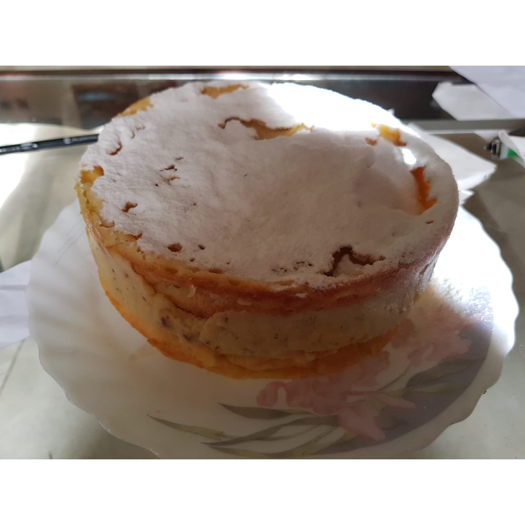 

Karpatka Cake disertai taburan gula halus dan vla.