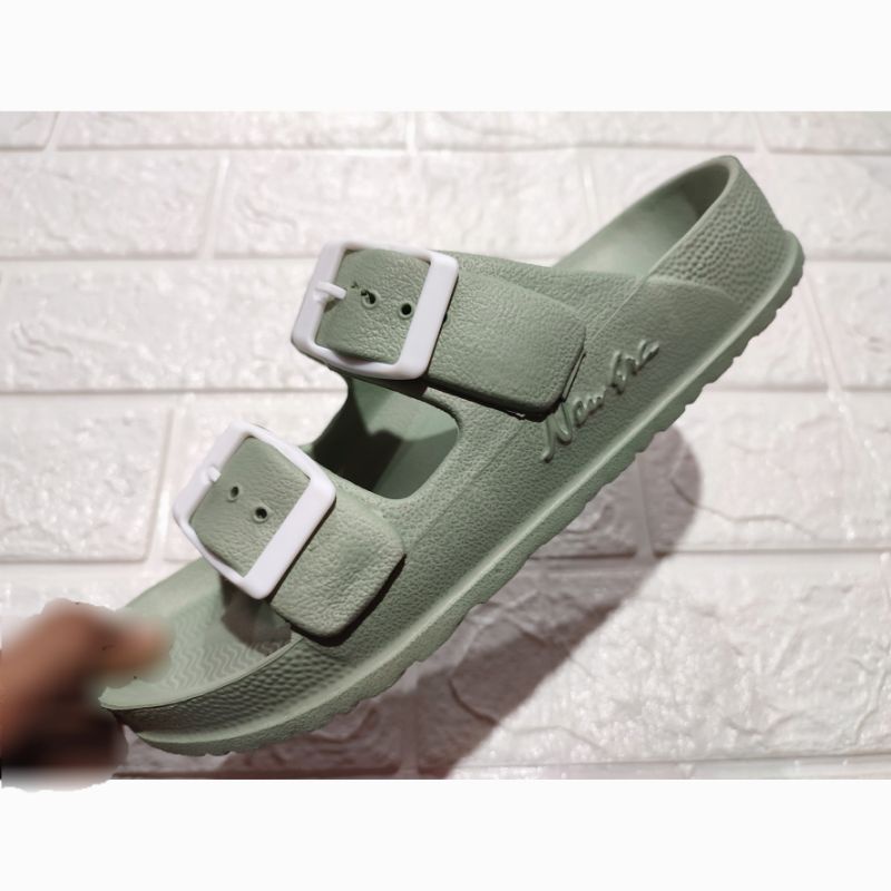 sandal slop wanita new era ban dua karet model gesper putih