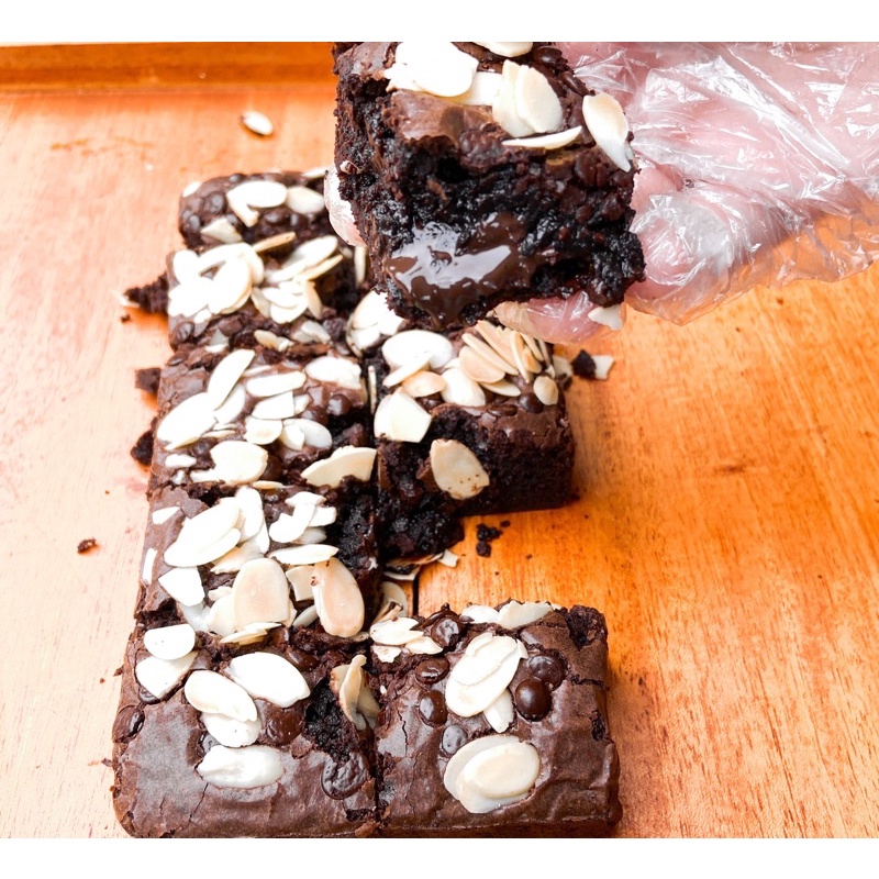 

MELTED CHOCO FUDGY BROWNIES SWEETOOTHIES.ID