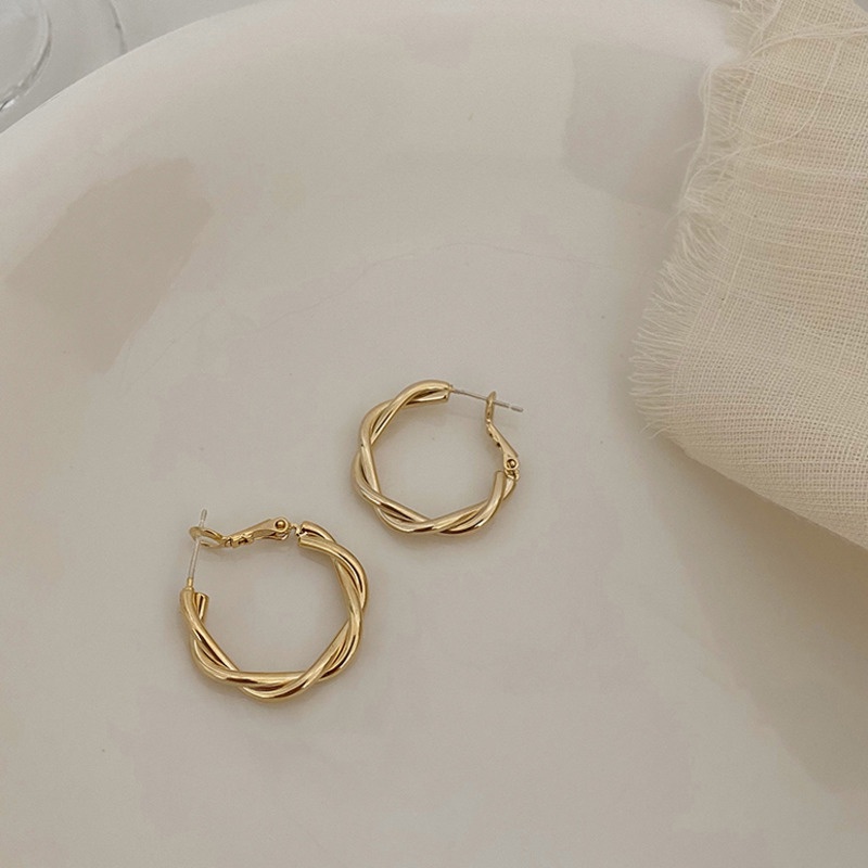 Anting Tusuk Model Twist Bahan Metal Untuk Wanita