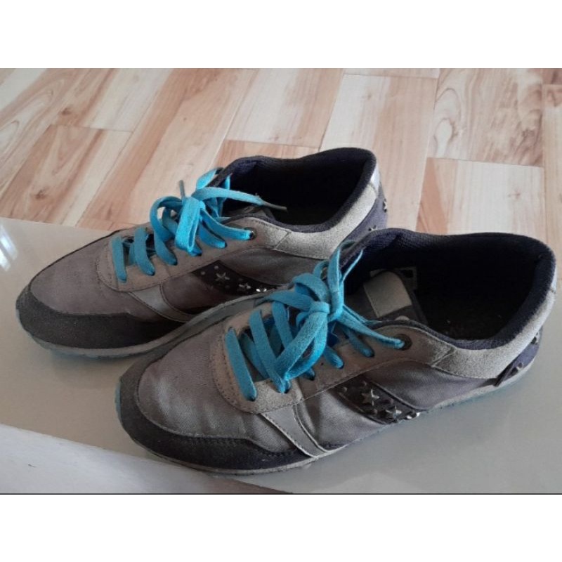 PL preloved sepatu olahraga wanita tomkins