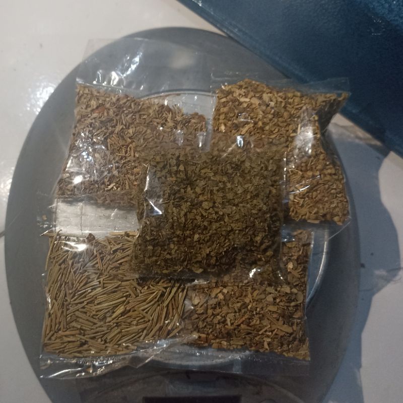 

Herb kering (basil, oregano rosemary, parsley, thyme) kemasan renteng