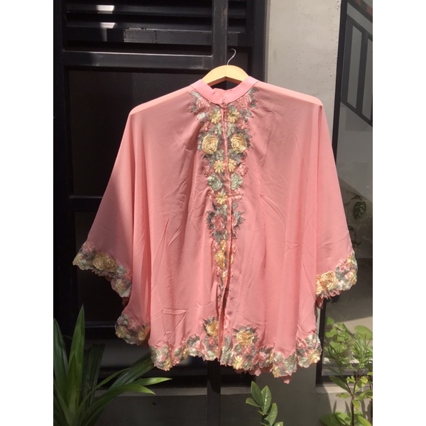 Kebaya ceruti kelelawar modern