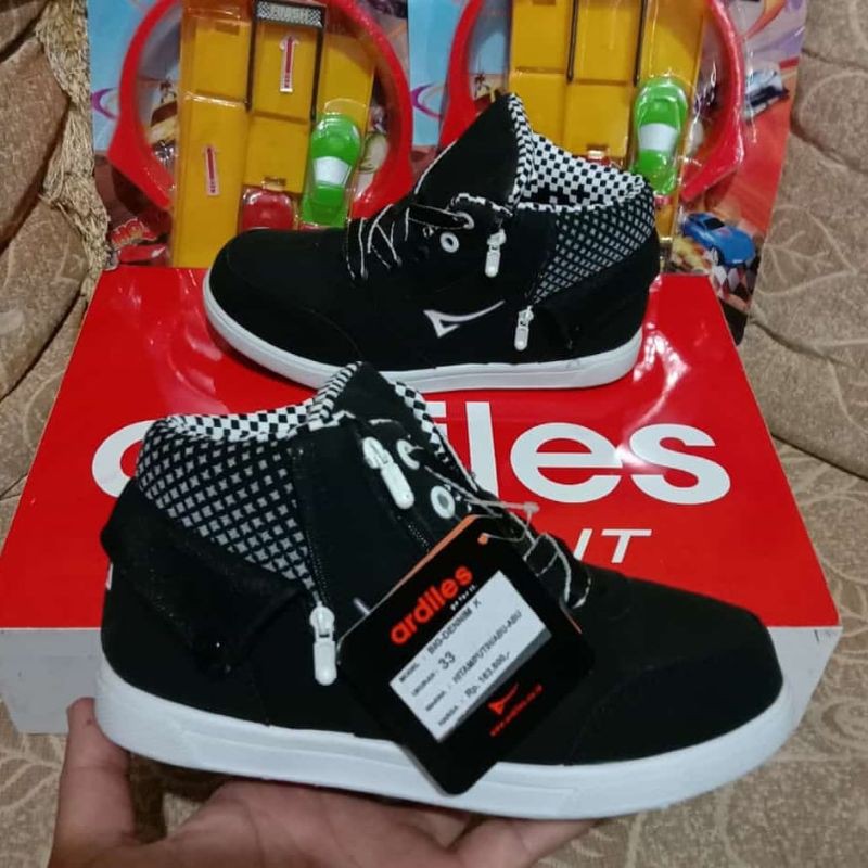 sepatu boots anak ardiles berhadiah mainan
