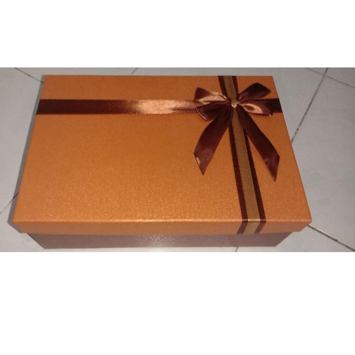 

Kotak kado / Gift box cover fancy paper classic kombinasi uk 30x20x10 cm 케