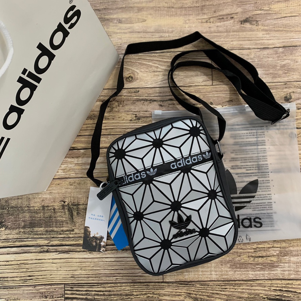 TAS SLINGBAG ADIDAS ISSEY MIYAKE ORIGINAL SILVER / TAS SLINGBAG ADIDAS ISSEY MIYAKE ORIGINAL SILVER 