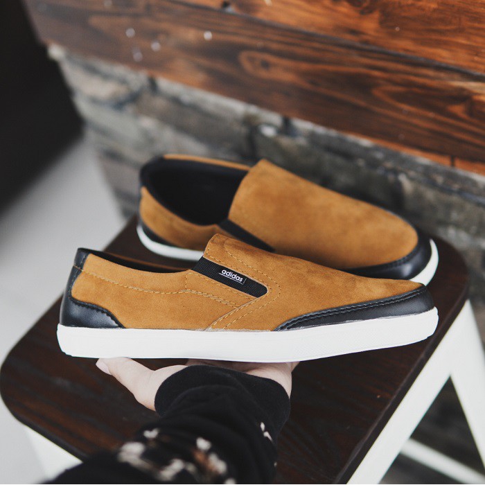 sepatu pria slop casual adidas advantage tan slip on suede murah