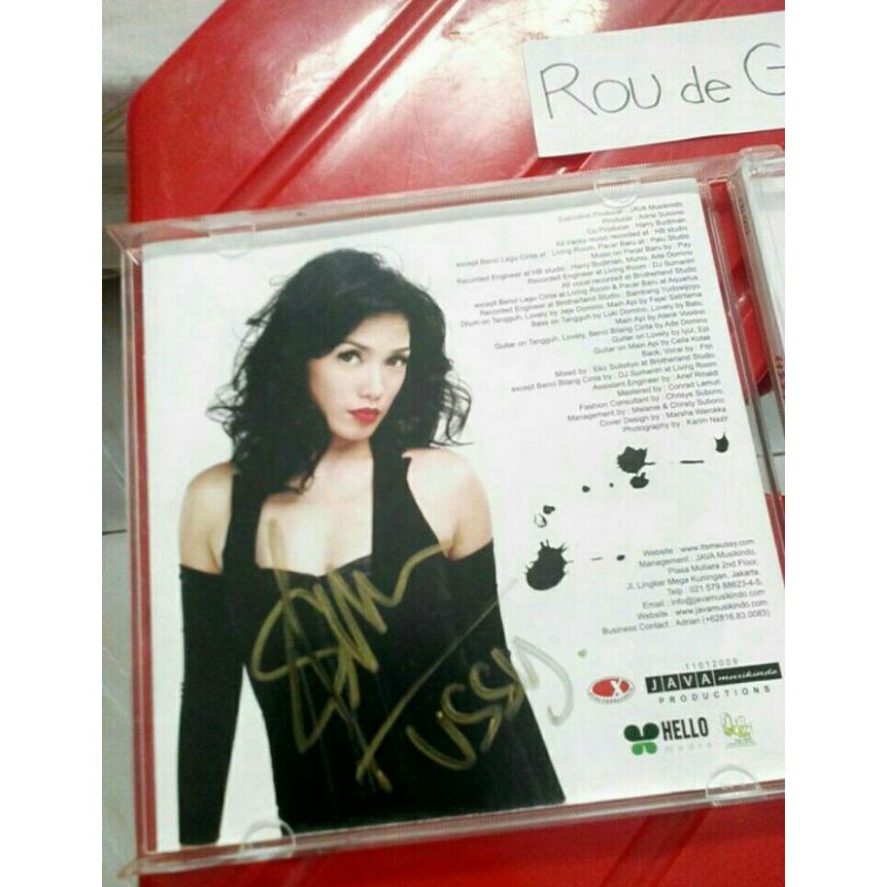 CD Ussy + Tanda Tangan TTD album The Other Side of Me musik pop kaset vcd dvd