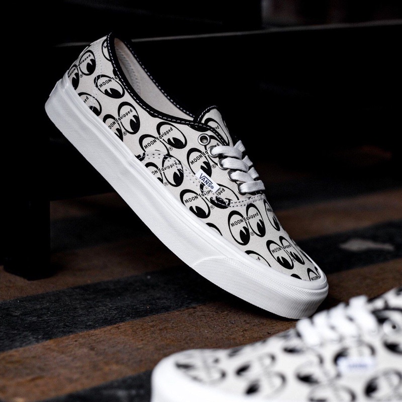 VANS AUTHENTIC X @mooneyesjp 44 DX ANAHEIM FACTORY / WHITE ORIGINAL 100%