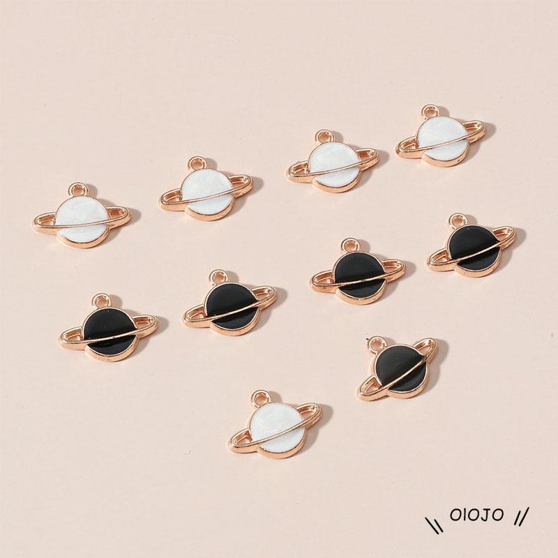 Gelang Liontin Saturnus Bahan Alloy Warna Hitam Putih Untuk Aksesoris Perhiasan