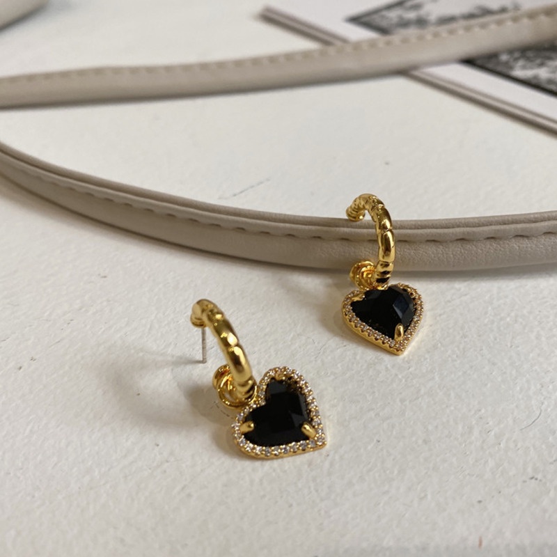 Anting Bentuk Hati Warna Hitam Gaya Retro Korea