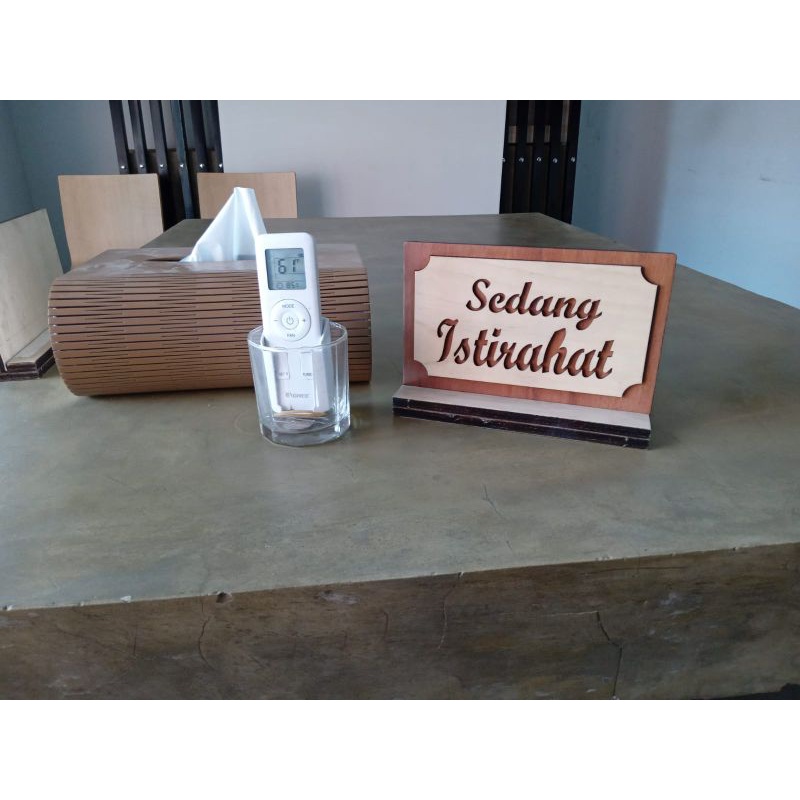 TANDA SEDANG ISTIRAHAT STAND BOARD SIGN TOKO MEJA KASIR TULISAN BREAK UKIR KAYU CUSTOM DEKORASI REST