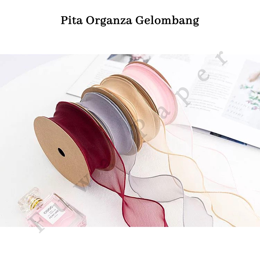 

Pita Organza Gelombang - Korean ribbon fishtail / Korean florist supply / Aksesoris bunga / Pita Bunga / Pita Kado / Pita korea