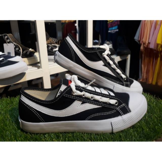 SEPATU RUNNER LOW BLACK WHITR