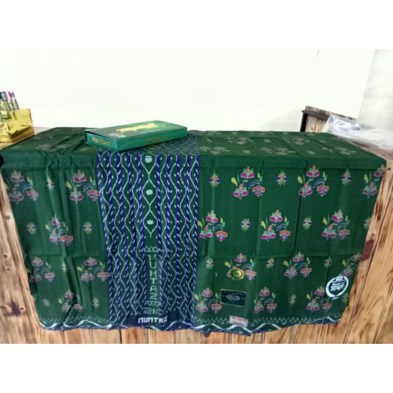 sarung tenun mumtaz MST kembang hijau botol/hijau muda pupus
