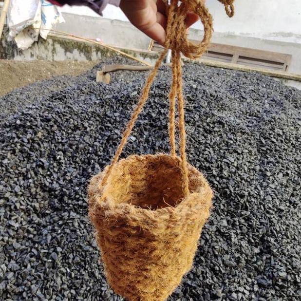 POT GANTUNG ALAMI RAMAH LINGKUNGAN