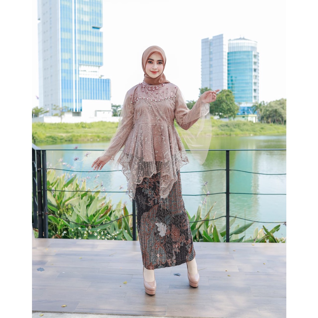 Vanriz Kebaya-Kebaya Wisuda Tile Mix Tutu Rok Plisket