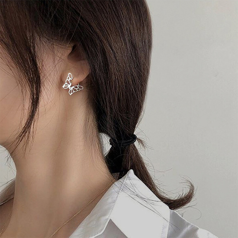 Anting Stud Bentuk Kupu-Kupu Model Hollow Out Bahan Alloy Warna Silver Untuk Wanita