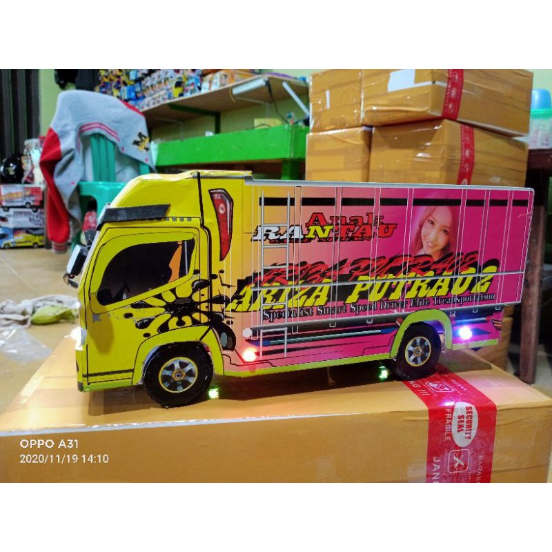 miniatur truck oleng BISA CUSTOM FOTO DAN NAMA DI PINTU BELAKANG