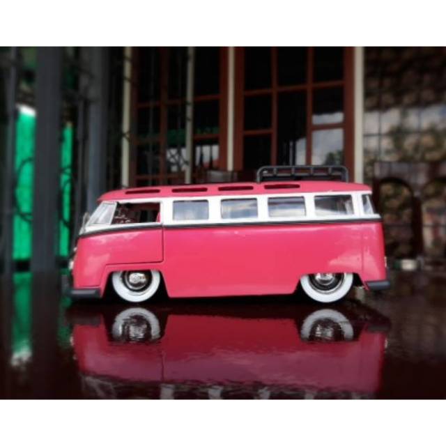 Diecast / Miniatur Mobil Jada VW / Volkswagen Bus - Combi Skala 24 JadaToys Pink
