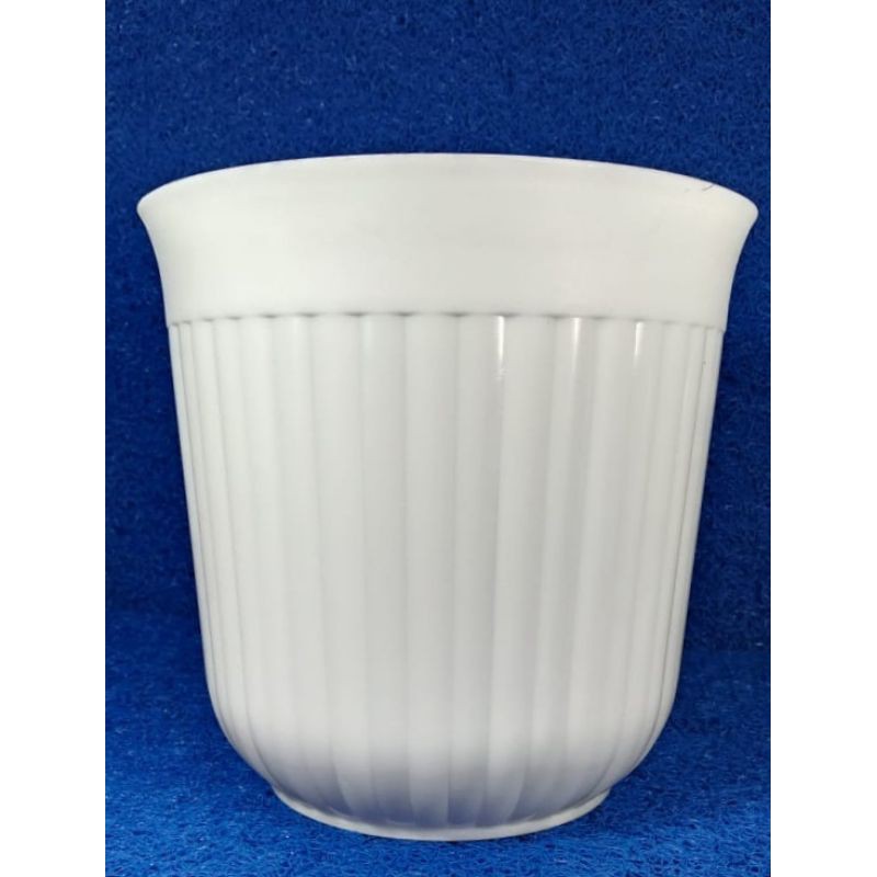 Pot bunga putih model tinggi