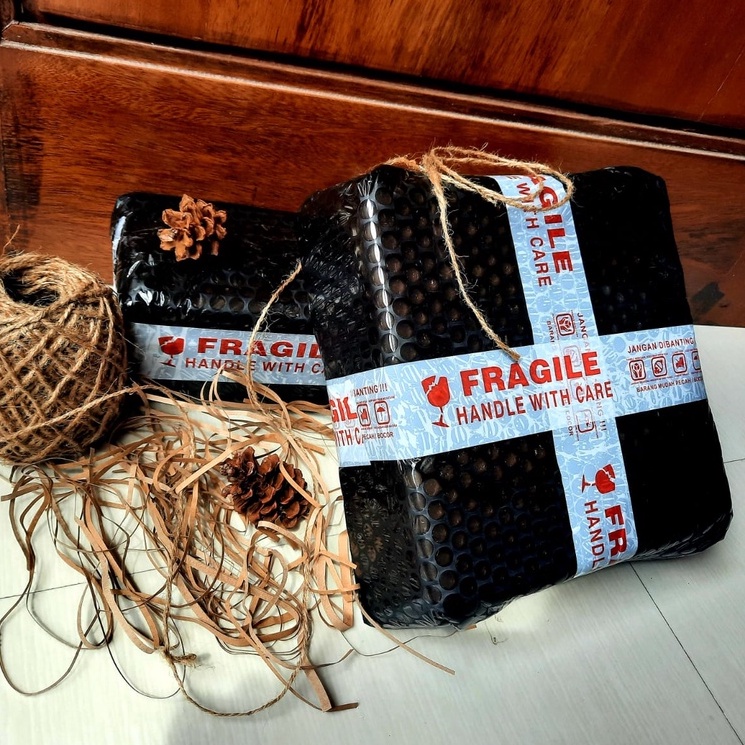 

Buble wrap plastik Hampers hampers aesthetic kado pernikahan hadiah kado cantik kado unik souvenir hampers alat makan kayu rustic hampers gift set Hampers ramah lingkungan