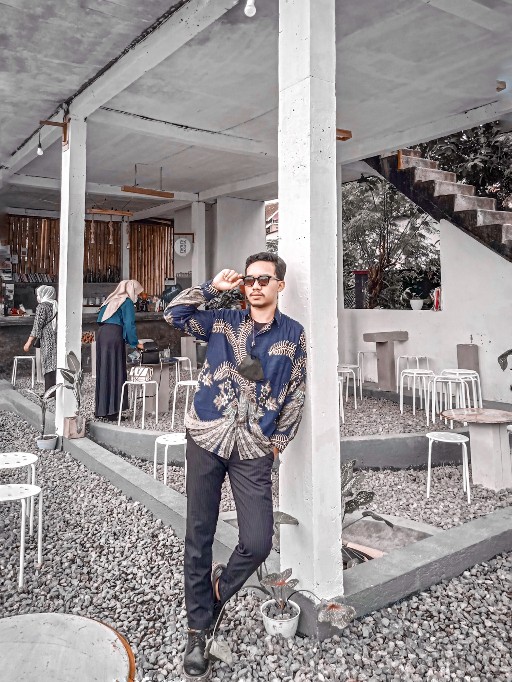 Batik Myrna - Kemeja Batik Atasan Pria Lengan Panjang Merak Dongker