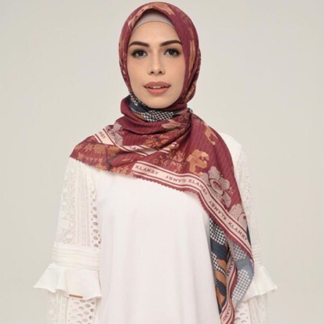 Rafflesia Scarf Wearing Klamby
