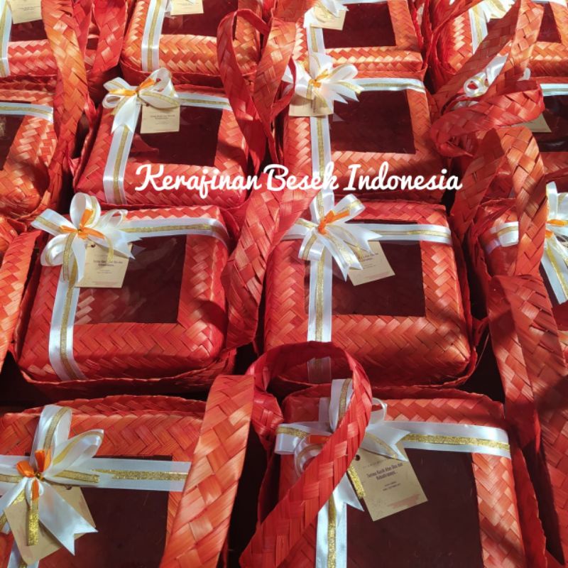 

SEPASANG BESEK JINJING MIKA WARNA INCLUDE PITA FREE TAG THANK YOU besek unik besek souvenir hantaran cantik bingkisan parsel lebaran