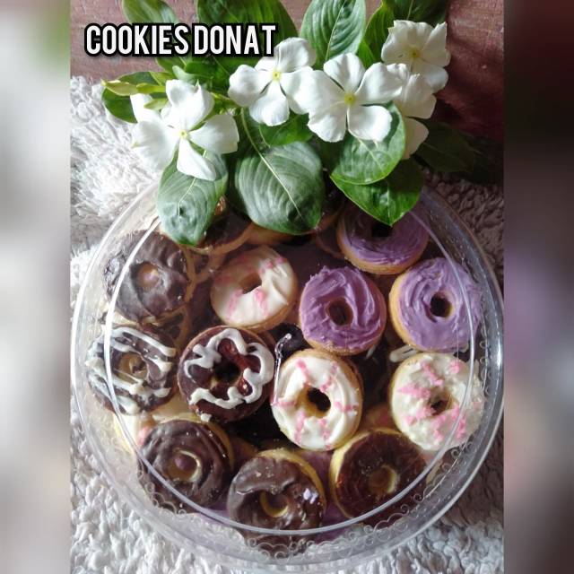 

Kue cookies donat/donat kering kue lebaran di jamin halal dan enak banyak di sukai anak dAn dewasa..
