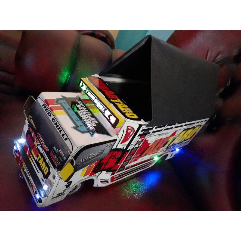 Miniatur truk giga sekartaro varian lampu strobo dan terpal