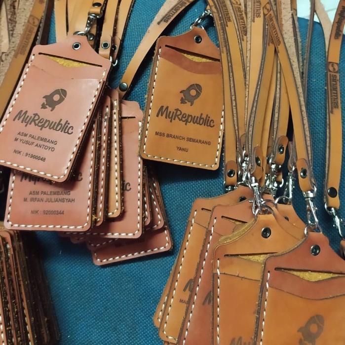 

ID CARD HOLDER CUSTOM BAHAN KULIT ASLI DENGAN GRAFIR NAMA DAN LOGO PRERUSAHAAN KAMU SUKA-SUKA