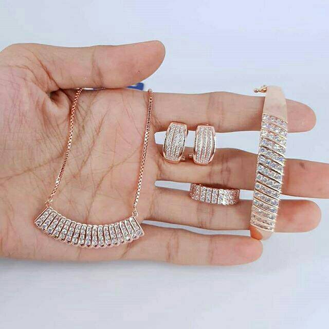 Perhiasan set berlian