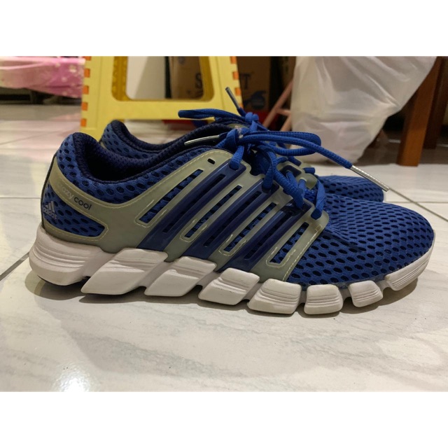 Sepatu olahraga adidas original