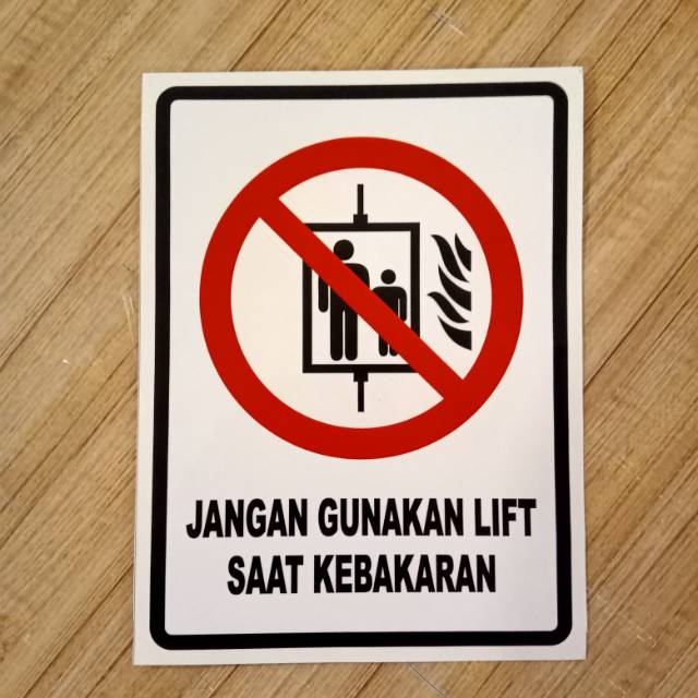 

Stiker K3 rambu safety. Jangna gunakan lift saat kebakaran. UK 15x20cm