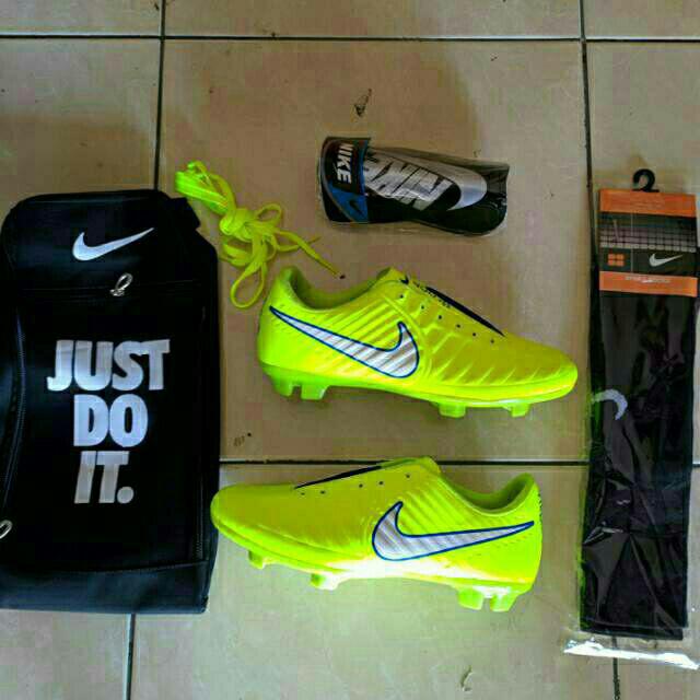 Paket Komplit Sepatu Bola Nike Tiempo gred ori.promo bola Tiempo murah.new bola Nike promo-Hijau stabilo
