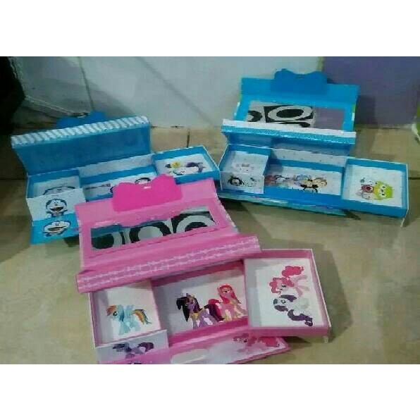 

Buruan Kotak Tempat Pensil Serbaguna Pin Karakter Gambar 3D Diskon