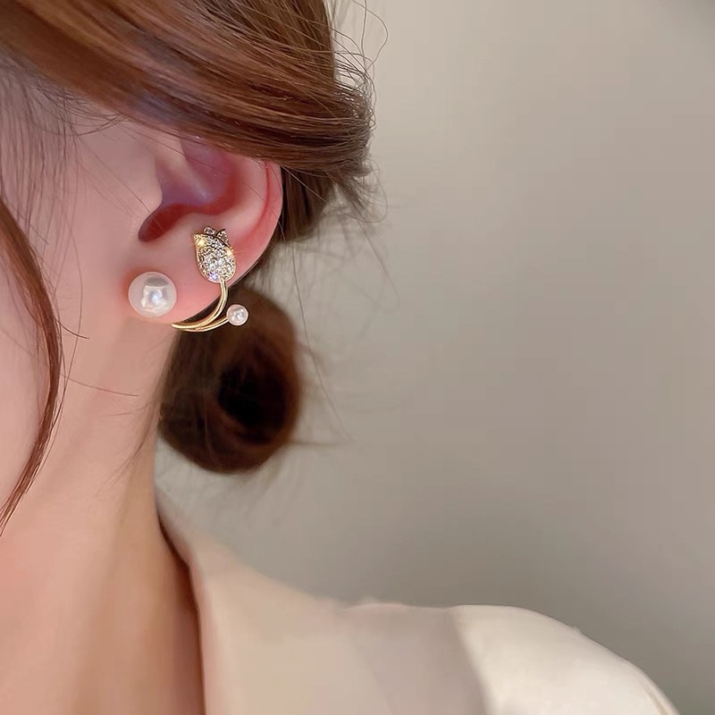 Anting Stud Bentuk Tulip Aksen Kristal Mutiara Warna Emas Untuk Wanita