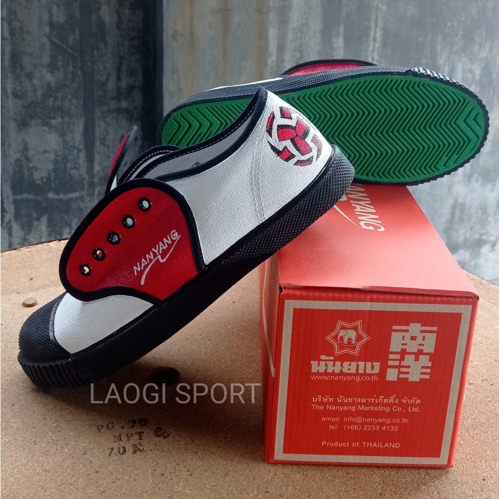 SEPATU NANYANG MOTIF TAKRAW MERAH