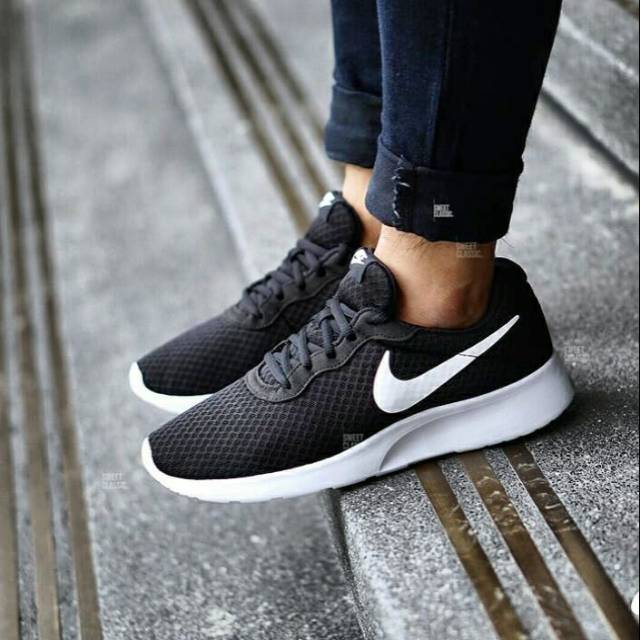 nike black tanjun trainers