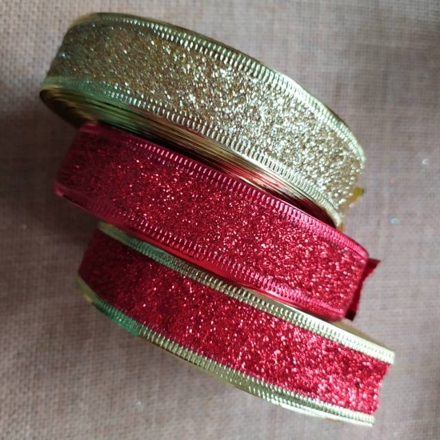 

Rol Pita glitter mewah dengan pinggiran kawat, lebar 2,5 cm.