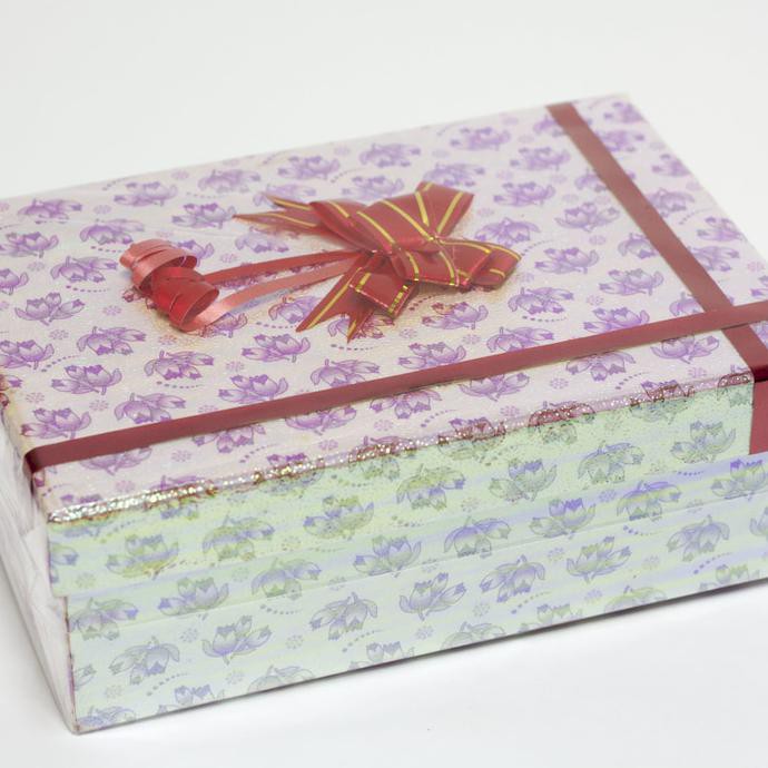 

Kotak Kado Motif Merah