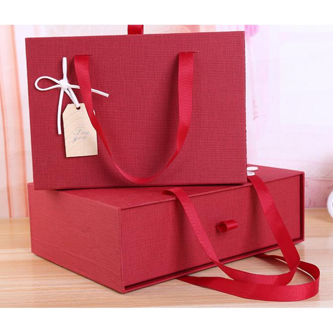 

BAYAR DITEMPAT gift box merah / red / HAMPERS HADIAH NATAL IMLEK hard box TERJAMIN Kode 466