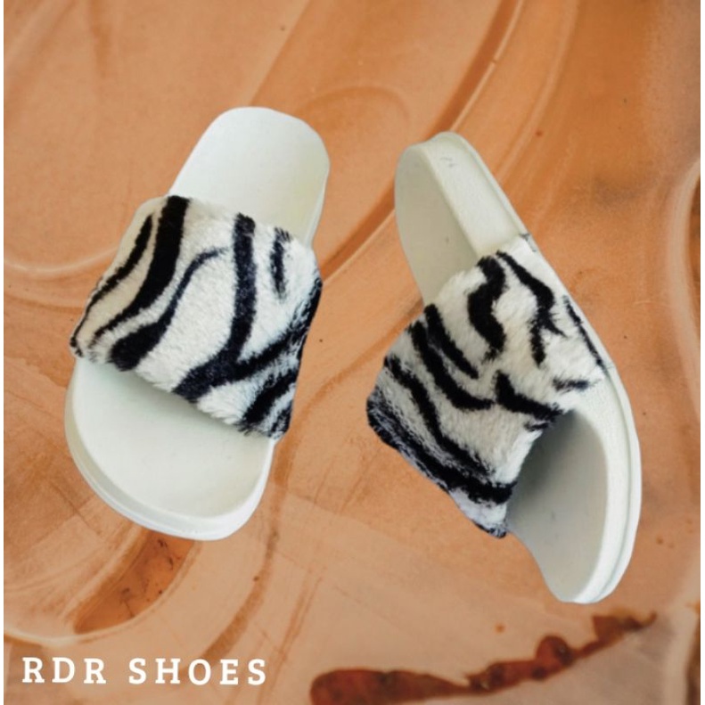 sandal wanita kokop bulu zebra tatak sol putih