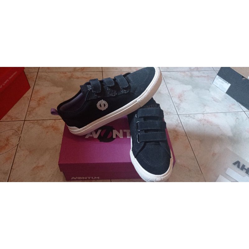 sepatu avontum