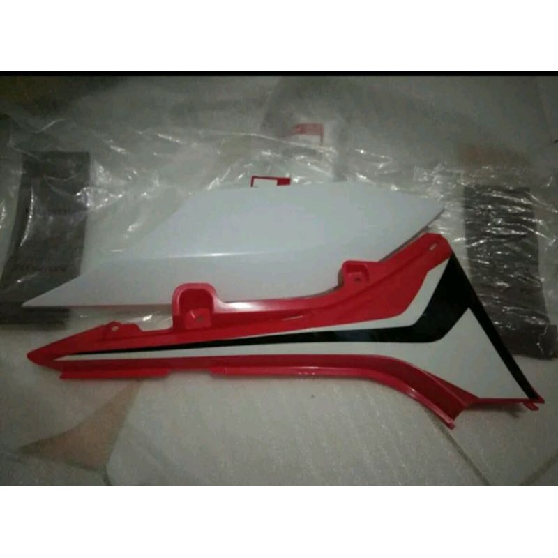 COVER BODY CRF 150 PUTIH KANAN  ORISINIL AHM