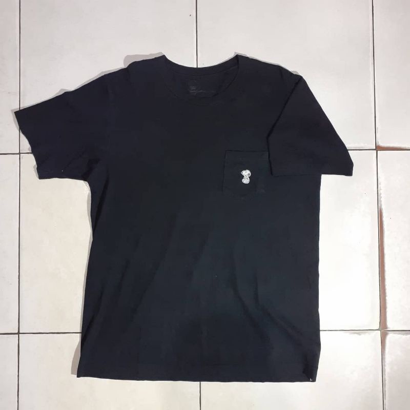 kaos oblong t shirt UNIQLO x KAWS x PEANUTS bekas second original